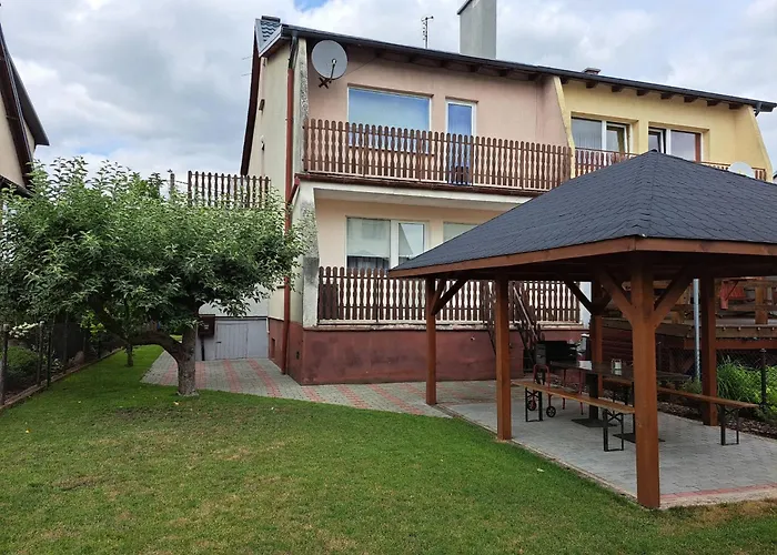 Haus In Der Ruhigen Siedlung