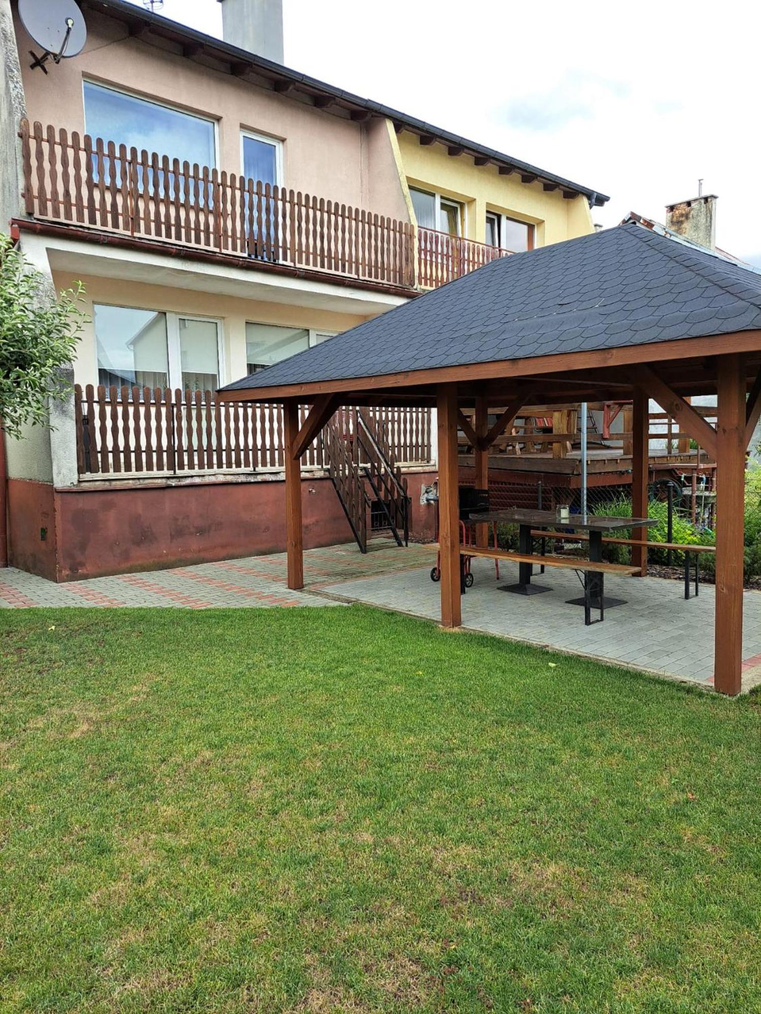 Haus In Der Ruhigen Siedlung